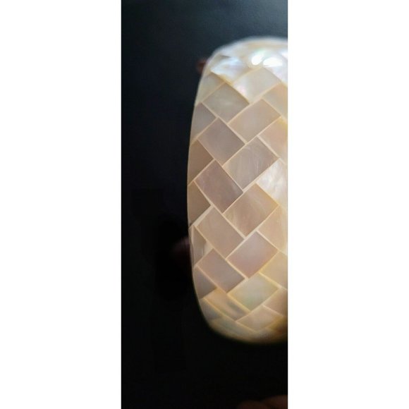 Womens Teen Mother of Pearl Inlaid Shell/White Resin Bngle Bracelet 7.5" MA23-ab - Picture 4 of 6